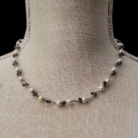 Elegant Pearl and Silver Necklace - Picture 1 of 2